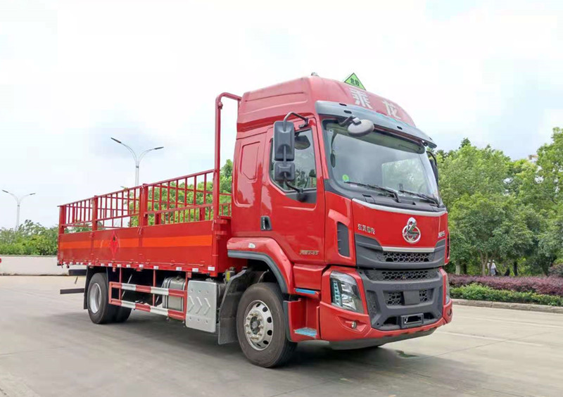 柳汽乘龍高頂雙臥6.8米貨廂氣瓶運輸車